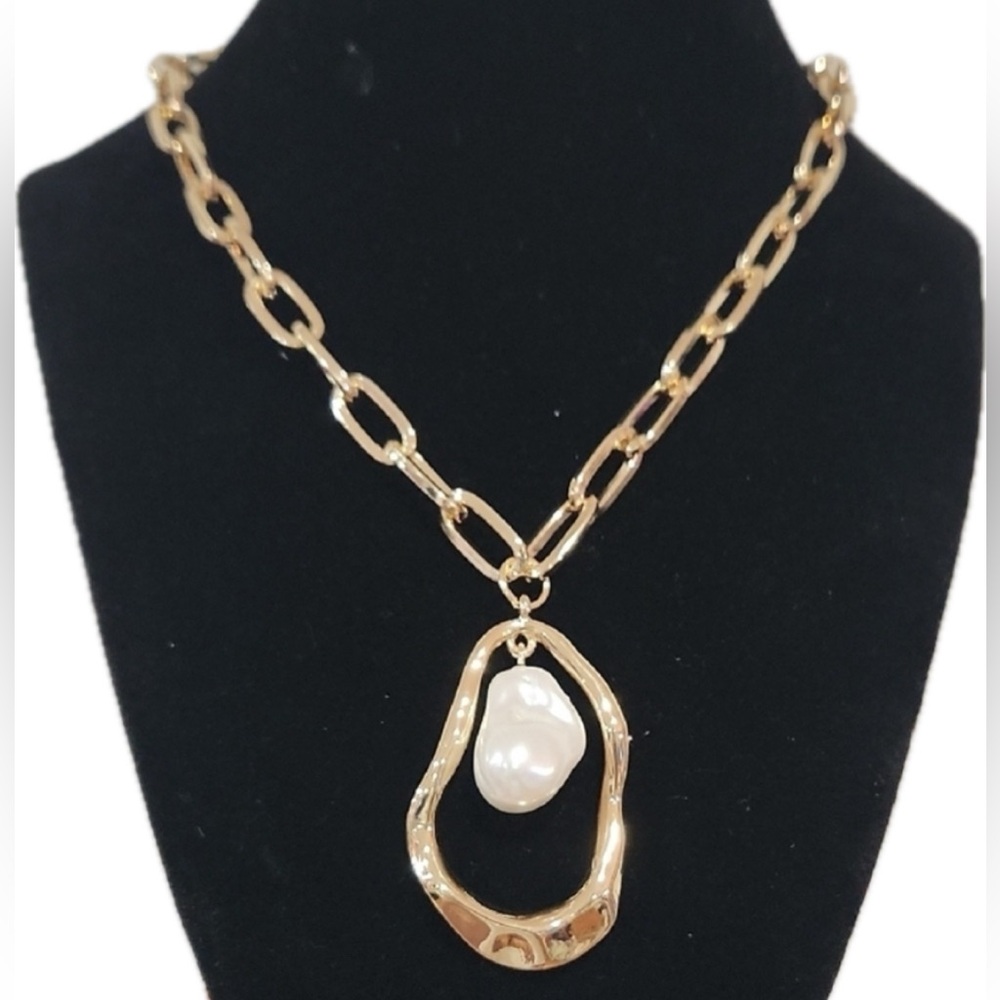 NWT ⚜️🤍⚜️ Camila Coelho Gorgeous Golden Tone Pearl Necklace